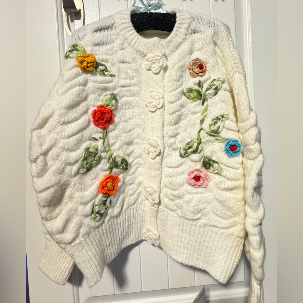 Woman White Cardigan with flower snap buttons